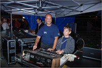 Hartmuth (Tontechnik / hinten), Rainer mit Junior (Lichttechnik / vorne) 